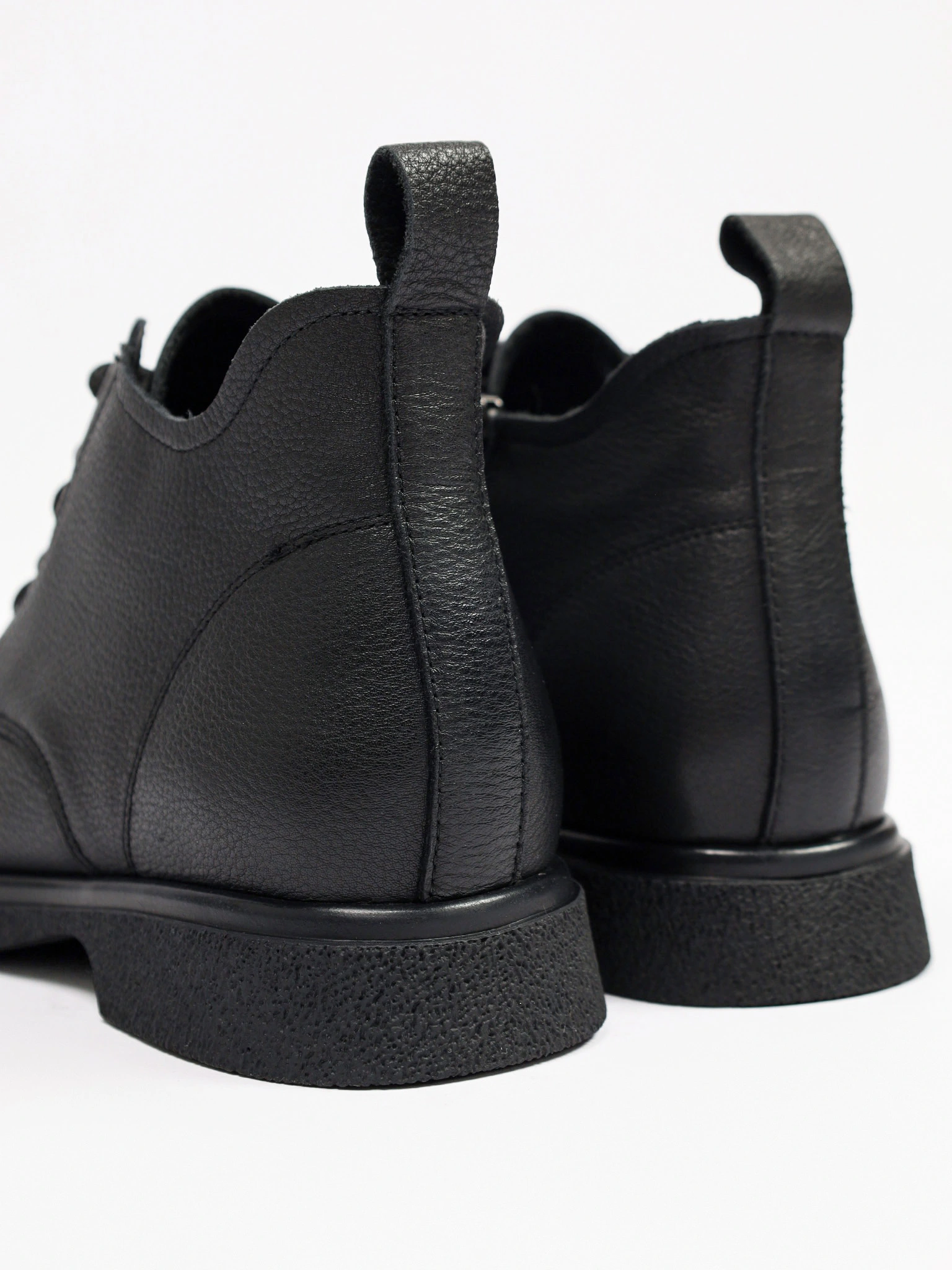 Ботинки черного цвета на низком каблуке